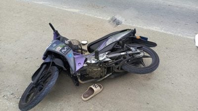 共乘摩托车失控摔落 2学生1死1伤