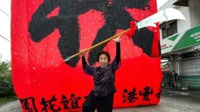 宝刀未老是真的！73岁阿嫲关公门前耍大刀