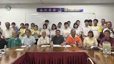 昔独中工委会颁清寒子弟助学金 19人各获500令吉
