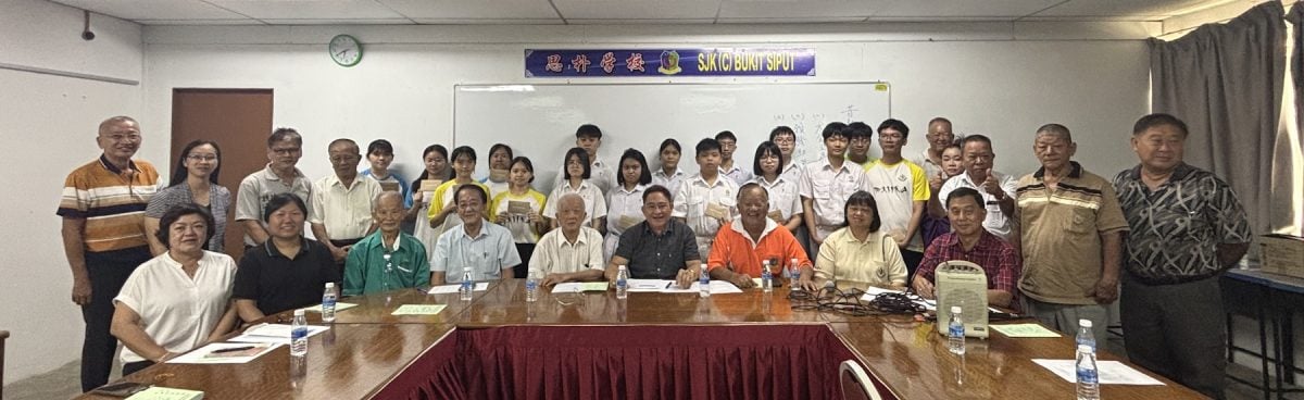 (已签发)柔:**可版头**昔独中工委会颁清寒子弟助学金,19人各获500令吉