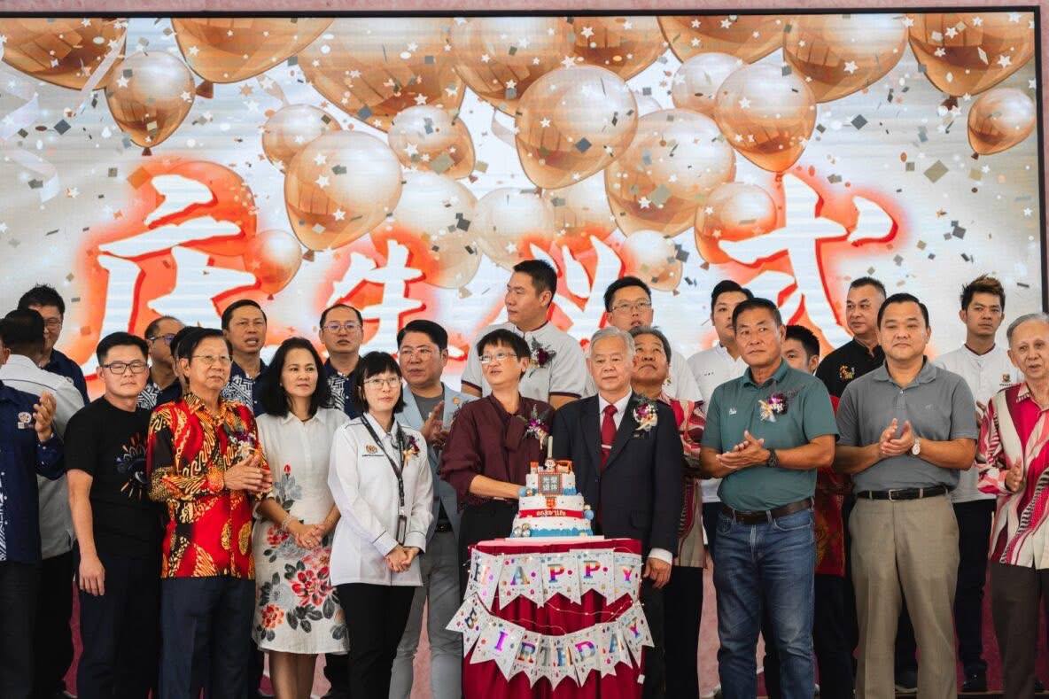 (已签发)柔:**可版头**校长黄荣辉荣休 博爱华小献祝福