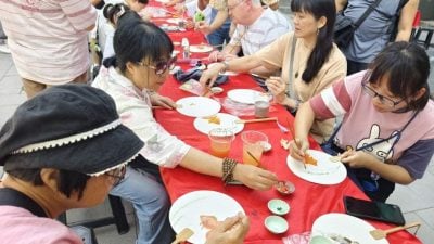 陈旭年文化街独特刀画表演 吸引民众驻足