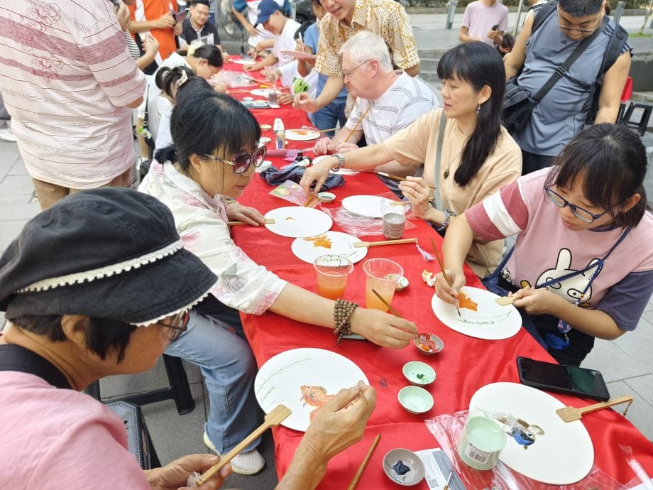 陈旭年文化街独特刀画表演 吸引民众驻足