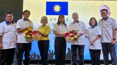 赞居銮马华娘子军   魏家祥鼓励党员发表意见