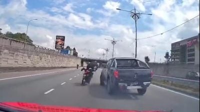 四驱车转换车道撞倒摩托   骑士跌落多处受伤