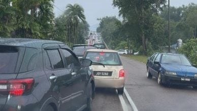 学校路试行单行道首日  居銮大塞车