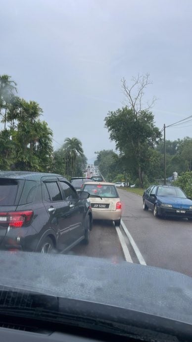 学校路试行单行道首日  居銮大塞车