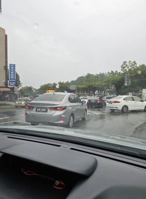 学校路试行单行道首日  居銮大塞车