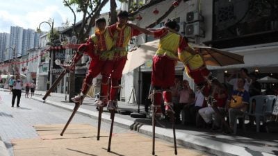 特技高跷队亮相文化街  续推进游神文化申遗