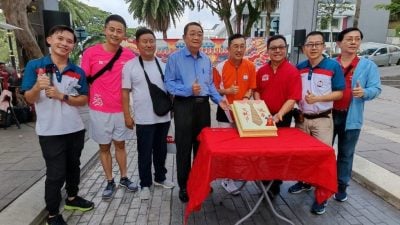文化街父亲节搞“反串” 有趣得来不失温馨