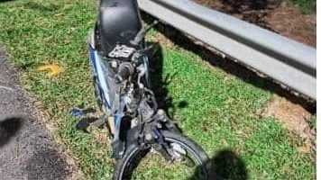 巫青骑摩托失控撞停路肩车   遭2车从后撞上当场亡
