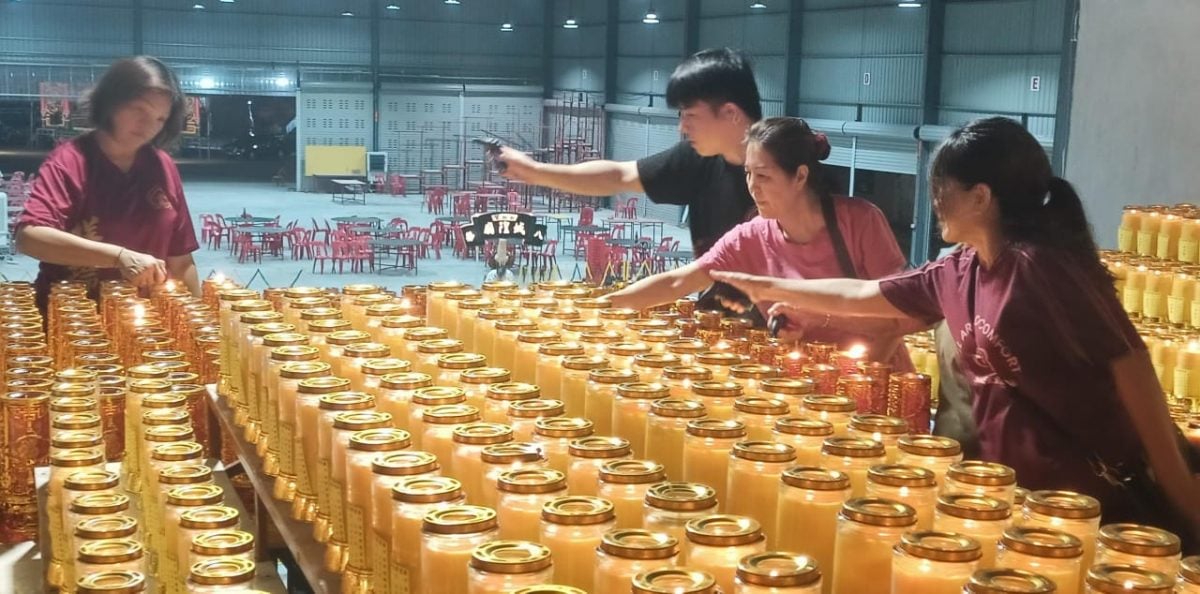 (已签发)柔:新加望城隍庙谷阴殿庆神诞 1万1664盏祈福灯创纪录