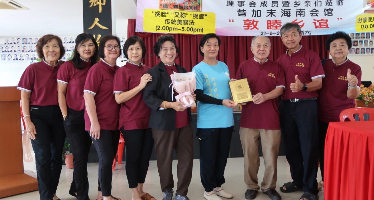 昔海南妇女团办“挽脸”   留住华族美容技艺