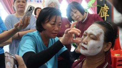 昔海南妇女团办“挽脸”   留住华族美容技艺
