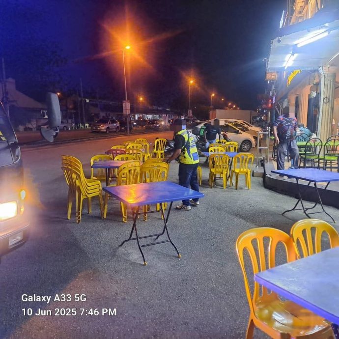 （已签发）柔：**显刊**峇取缔违例摆桌椅商家   开11罚单充公桌椅