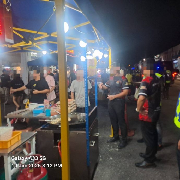 （已签发）柔：**显刊**峇取缔违例摆桌椅商家   开11罚单充公桌椅