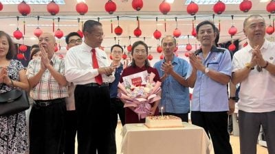 服务杏坛35年   耕文校长王秀润荣休
