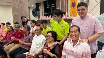 施万里吁子女多关怀父母   避免父母在科技时代受骗