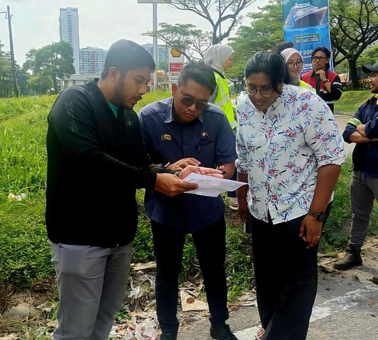 (已签发)柔:民生特工队:淡杯吉市场油站内路破损 民众:不要一补再补了