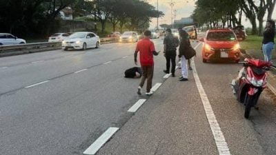 汽车失控追尾学校客货车  女司机抛飞车外亡