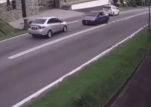 汽车闯入反向车道后续行驶 毒驾司机遭警方逮捕归案
