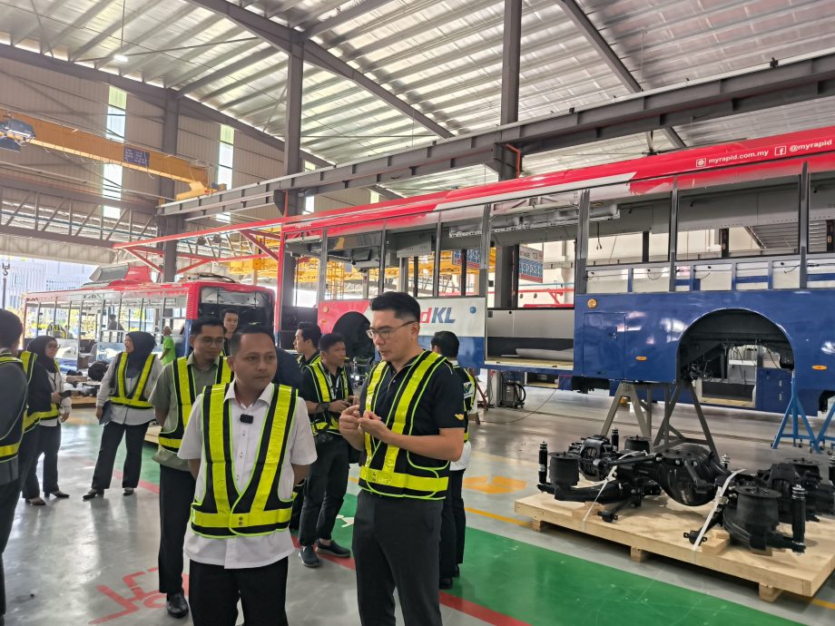 (已签发)柔:**版三头**政企产学融合吸纳人才 巴士车身制造业月薪4000起