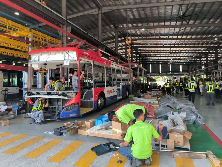 (已签发)柔:**版三头**政企产学融合吸纳人才 巴士车身制造业月薪4000起