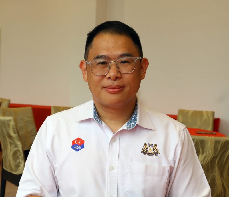 (已签发)柔:**版三头**柔苏丹后法蒂玛基金会,移交宽中3校80万令吉