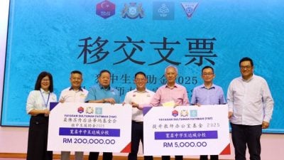 柔苏丹后法蒂玛基金会 移交宽中3校80万令吉