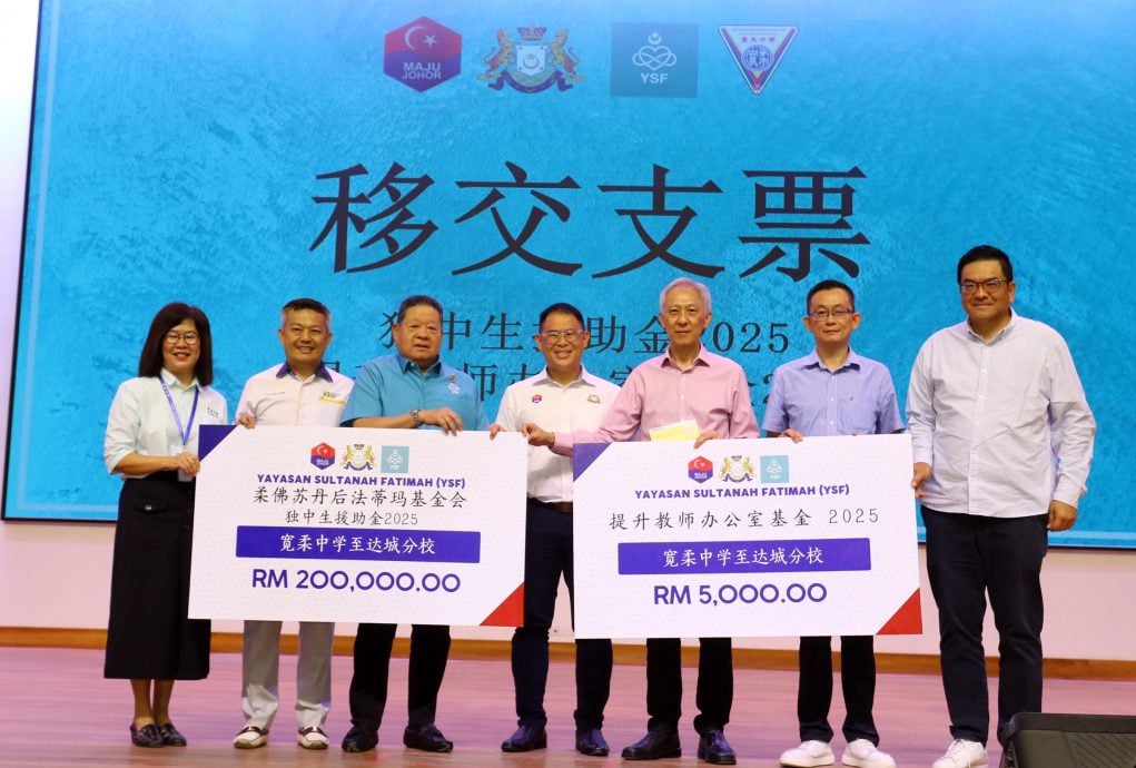 (已签发)柔:**版三头**柔苏丹后法蒂玛基金会,移交宽中3校80万令吉