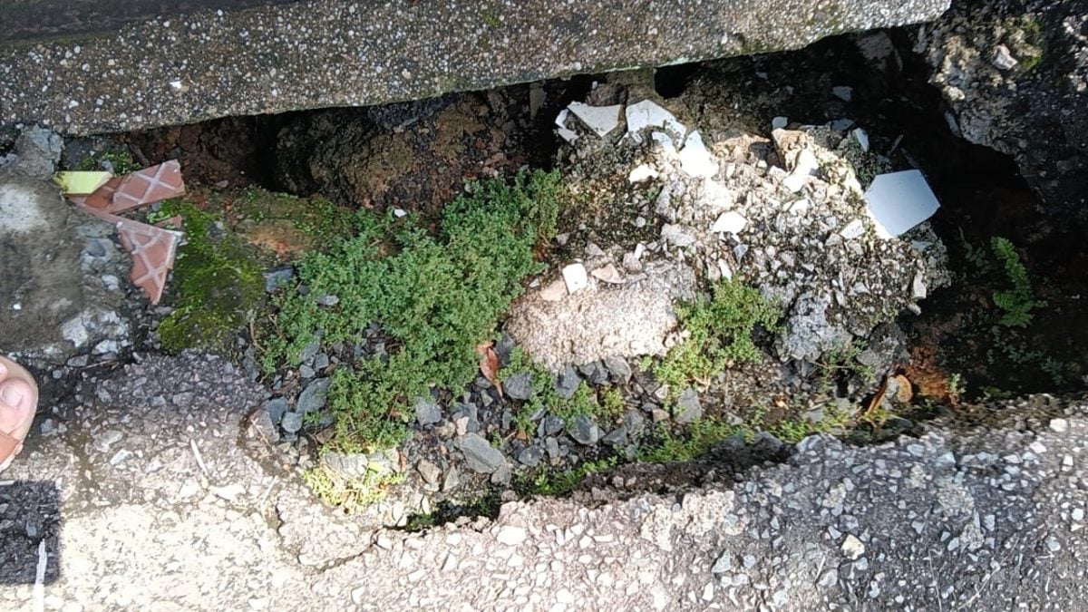 沟渠泥土流失住家围墙倒塌,屋主盼当局尽快抢修