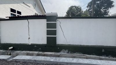 视频 | 沟渠泥土流失住家围墙倒塌 屋主盼当局尽快抢修
