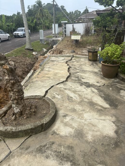沟渠泥土流失住家围墙倒塌,屋主盼当局尽快抢修