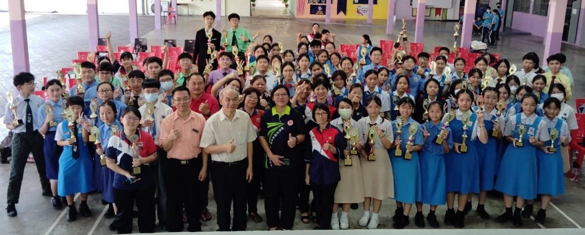 (已签发)柔:**版头**东甲县国中华文嘉年华 培华华中夺全场总冠军