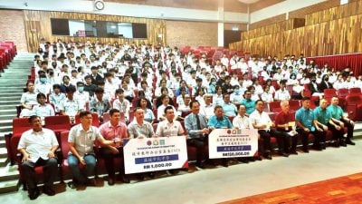 苏丹后法蒂玛基金会移交15万  助中化300学生减负担