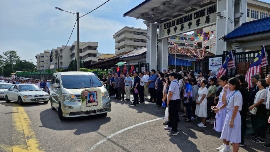 视频 | 銮中2500师生列队400公尺  最后一次为吴小燕唱校歌