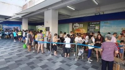 6令吉榴梿促销 民众排长龙争购