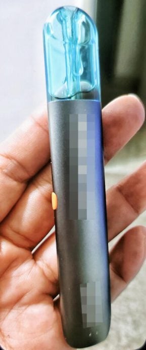 (已签发)柔:狮城二三事:儿染电子烟瘾 父母含泪举报