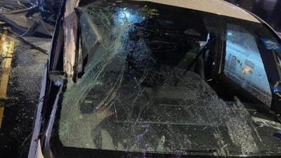 去年中秋狂风骤雨 车被砸人入院  司机叹至今索赔无门