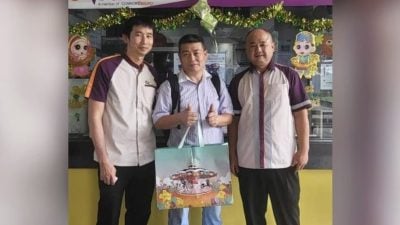 大意乘客1万新元现金留巴士上 转换站员工和车长助“原银归主”