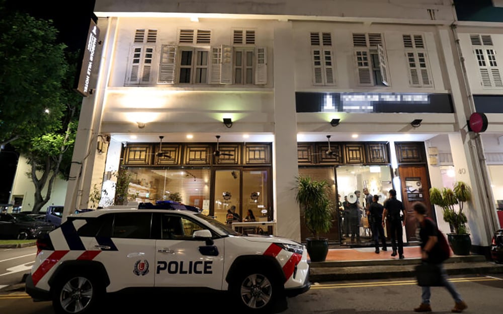(已签发)柔:狮城二三事:情侣开房爆冲突血溅酒店 冲撞警员被捕