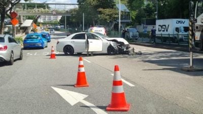 汽车撞树后横摆路中央 警追查司机下落