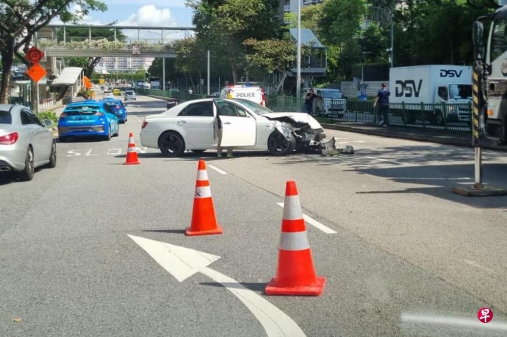 (已签发)柔:狮城二三事:汽车撞树后横摆路中央 警追查司机下落