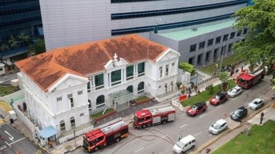 电池架失火 一人呛浓烟送院治疗