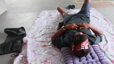 男子屋外打地铺 邻指行为怪惹忧 男子喊冤: 从没干扰邻居