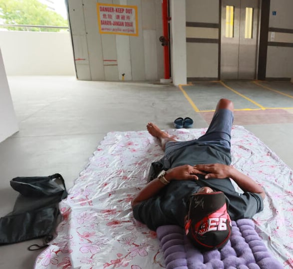 男子屋外打地铺 邻指行为怪惹忧 男子喊冤: 从没干扰邻居