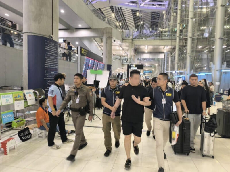 (已签发)柔:狮城二三事:赴泰招女郎卖淫 狮城男机场被捕
