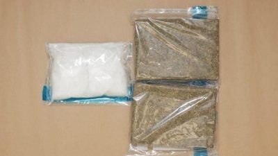 遇见执法人员 毒枭巨额毒品丢河中逃走