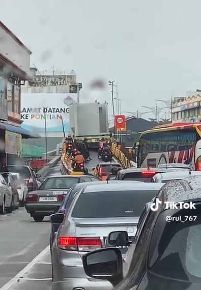 罗里“卡”小笨珍桥临时车道，网民质疑车道宽度不足