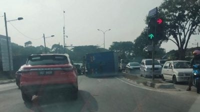 罗里失控翻覆   所幸未酿伤亡